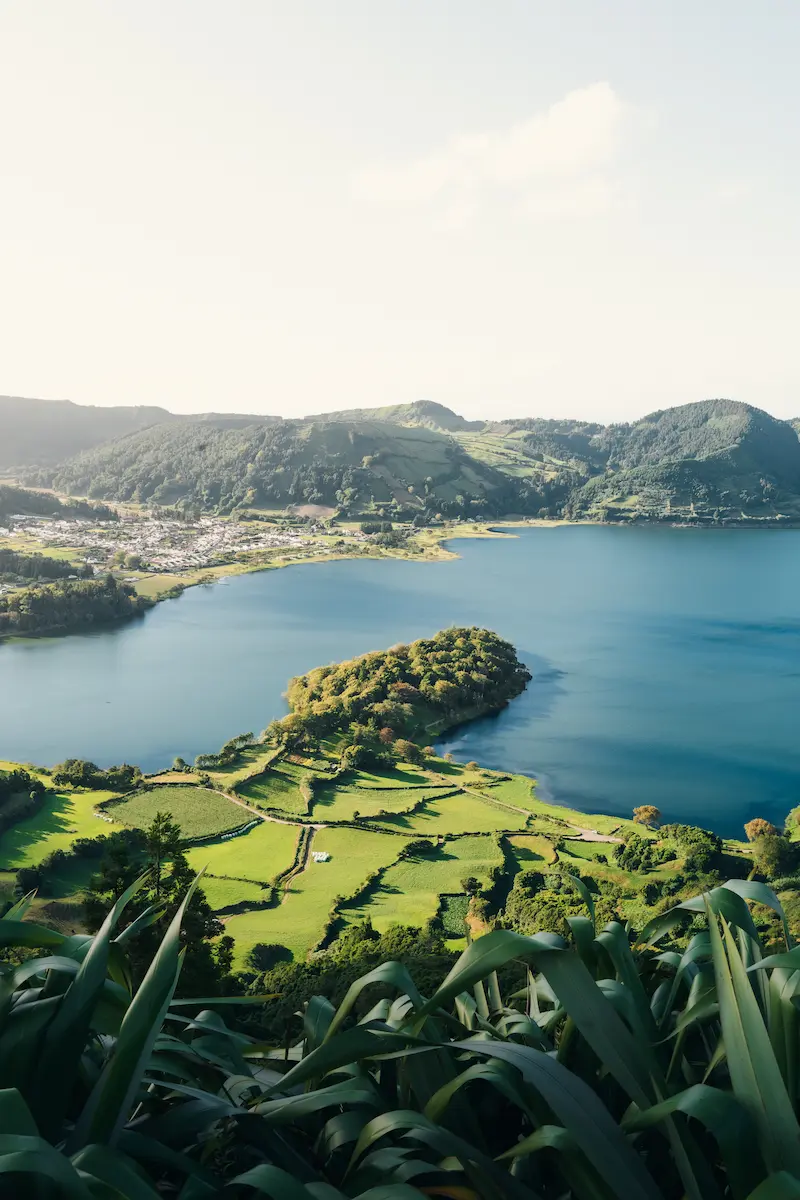 Lago y montañas en las Azores