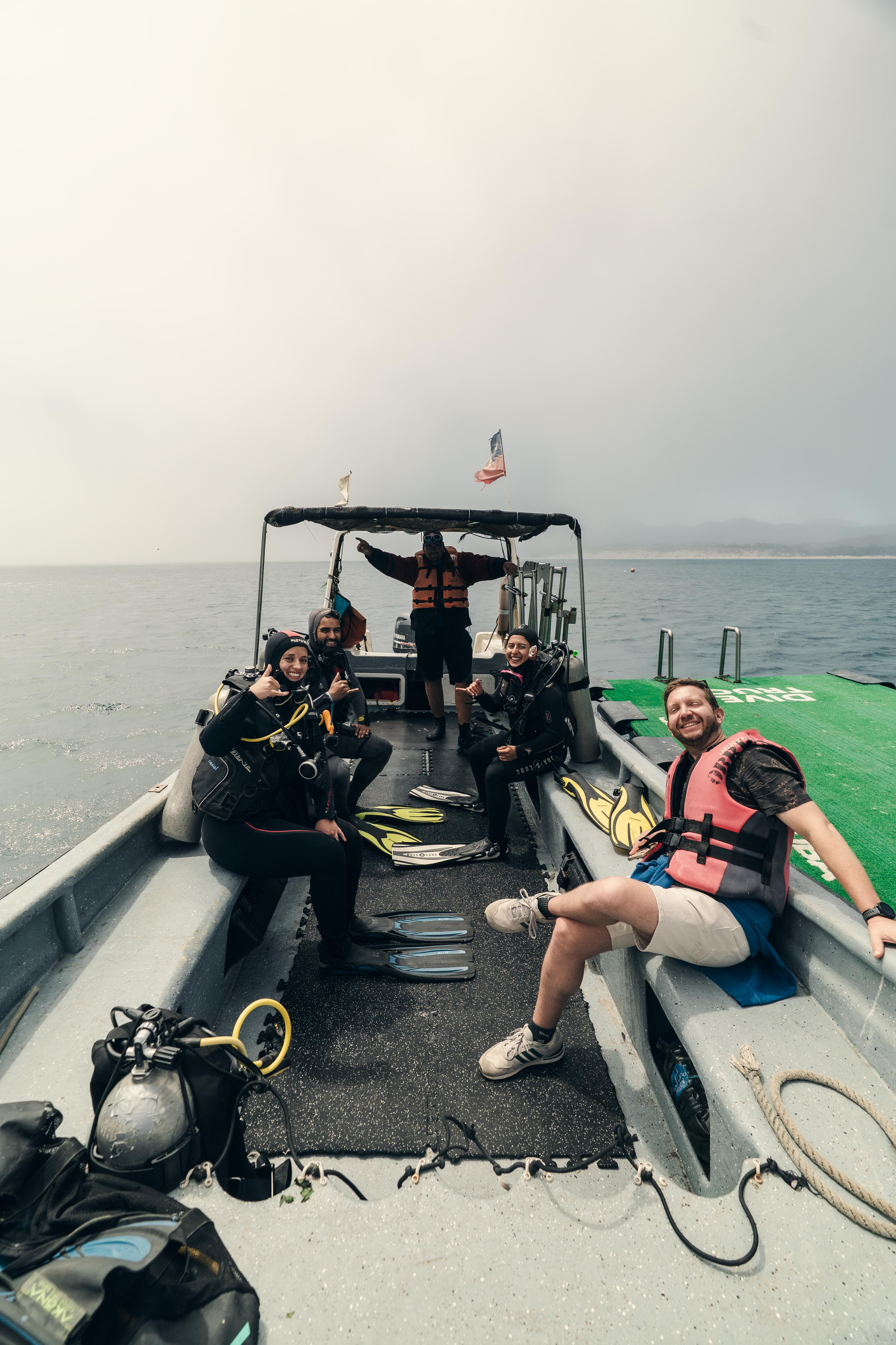Grupo feliz después de una experiencia de buceo
