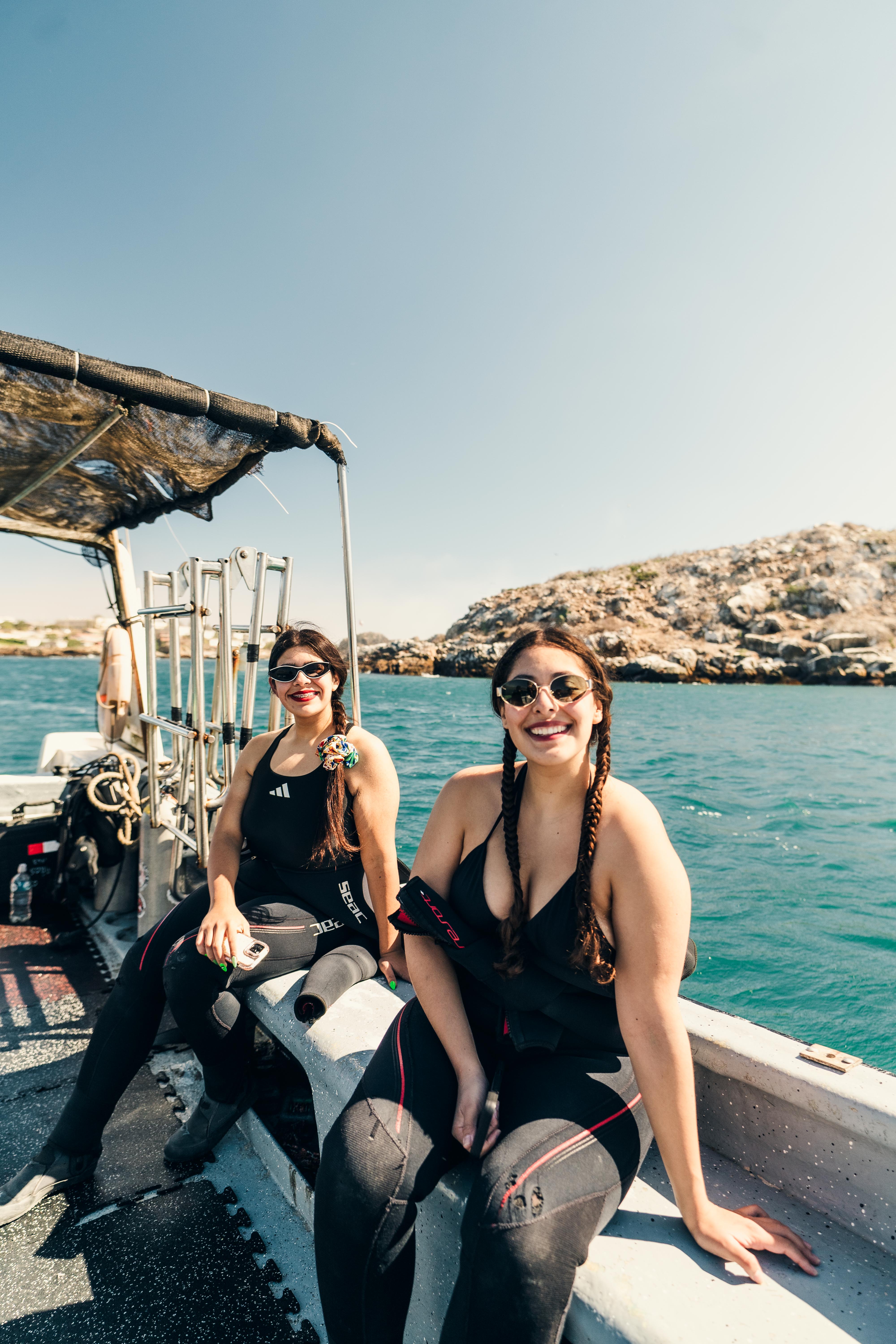 Participantes sonriendo antes de una experiencia submarina