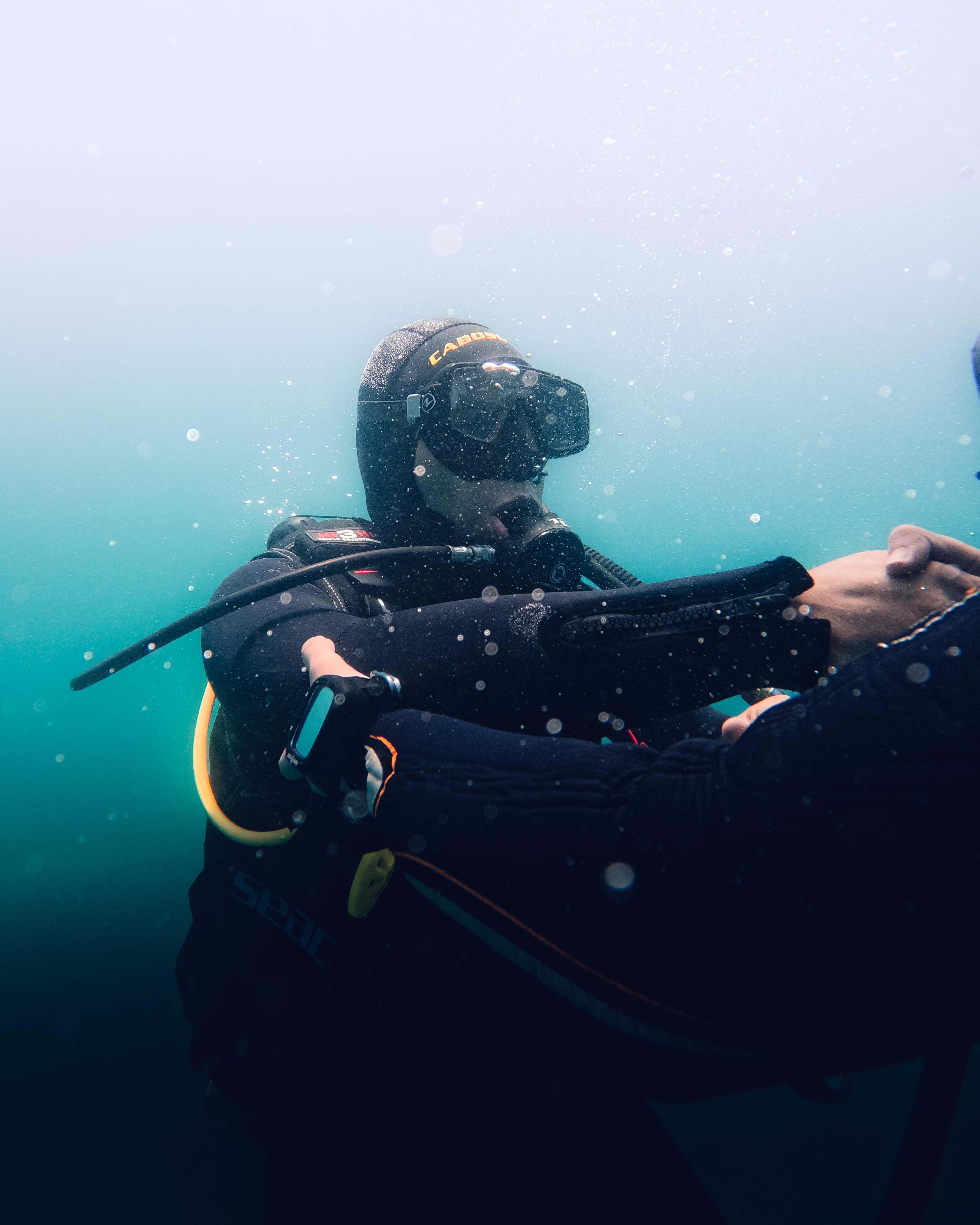 Participante flotando en superficie con equipo de buceo