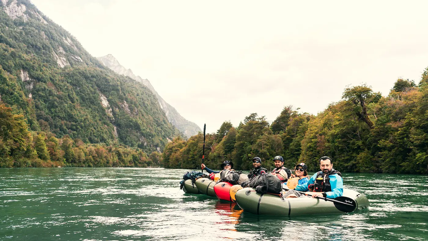 Personas navegando en un bote