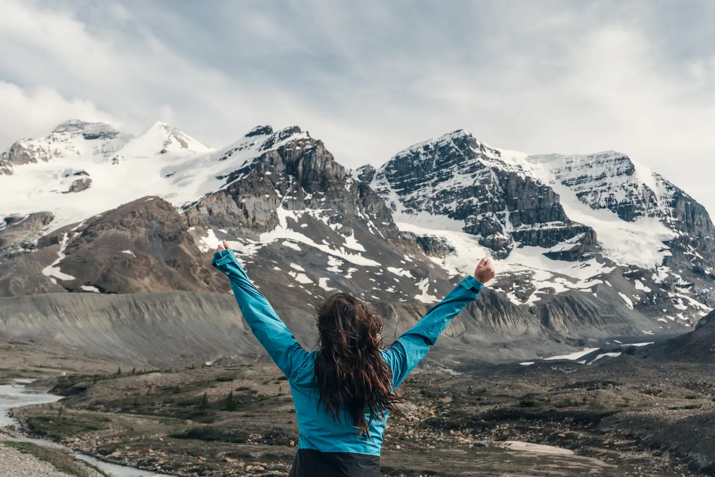 Mujer observando un paisaje de montañas