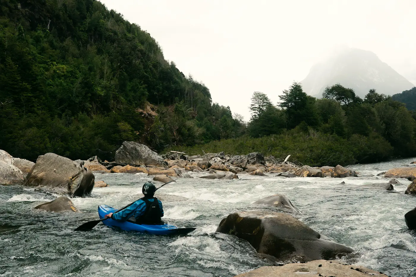 Persona navegando en kayak en un lago