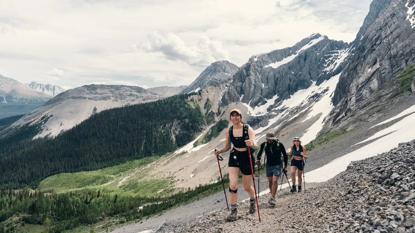 Grupo de personas realizando trekking en la montaña
