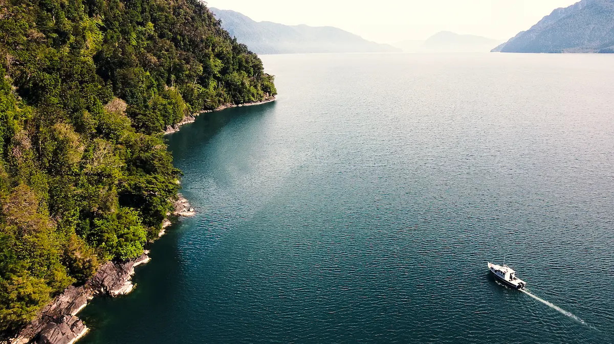 Bote navegando en fiordo de la Patagonia