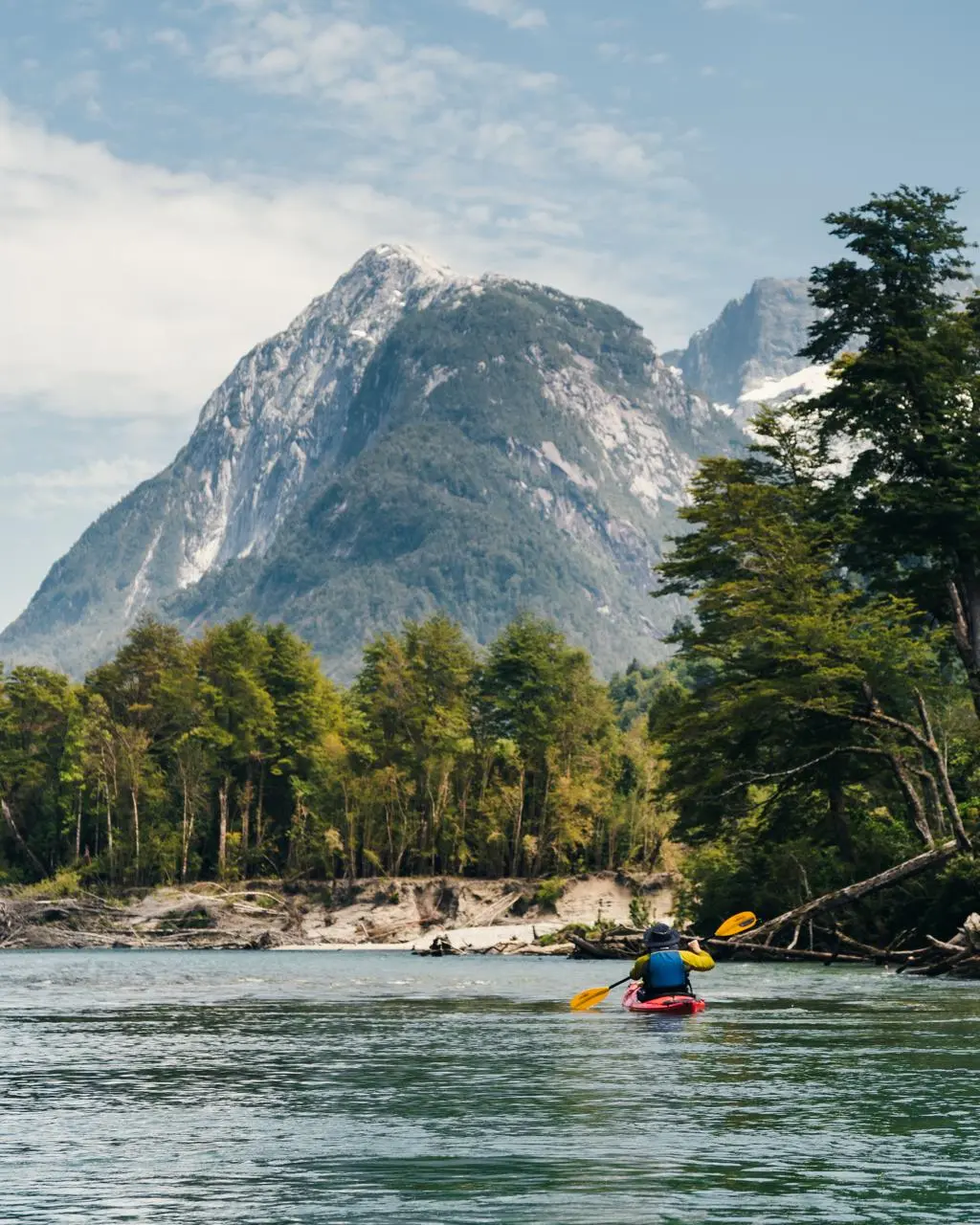 Persona en kayak en un lago del sur de Chile